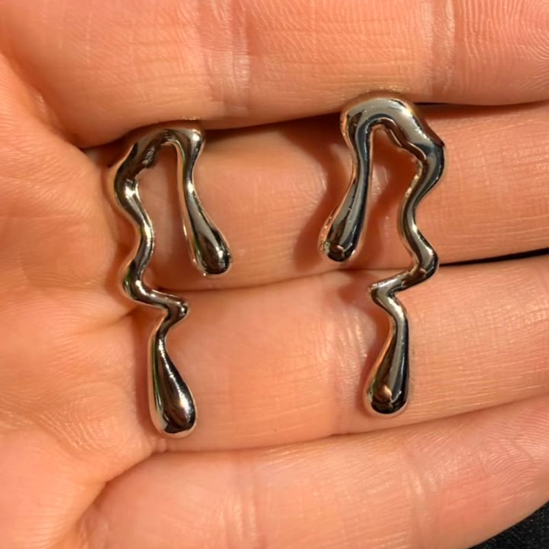 Brinco Essencial Contorno Orgânico Prata - Imagem 6